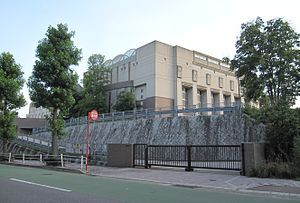 近くの神戸市立山の手小学校まで1,147m（徒歩15分）