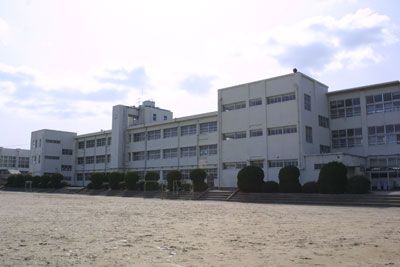 近くの中学校まで593m（徒歩8分）