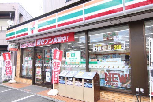 近くのコンビニまで597m（徒歩8分）