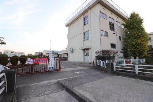 近くの一宮市立黒田小学校まで938m(徒歩12分)
