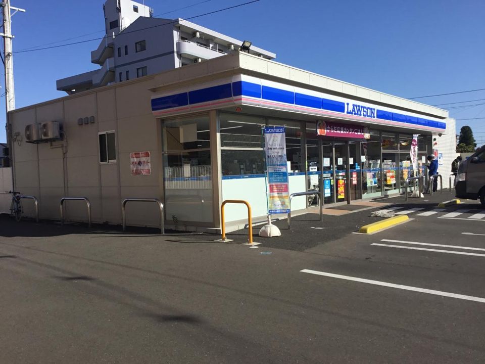 近くのコンビニまで448m（徒歩6分）