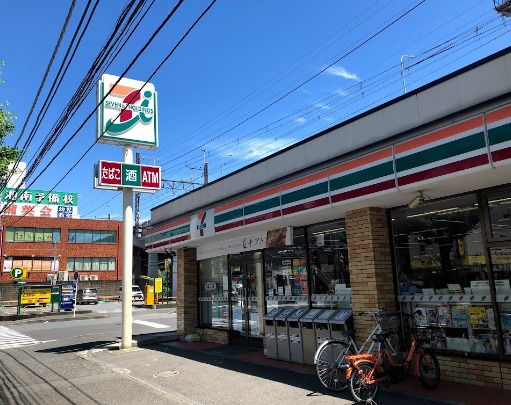 近くのコンビニまで438m（徒歩6分）