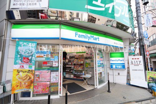 近くのファミリーマートまで464m（徒歩6分）