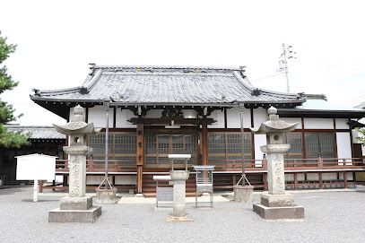 近くの親鸞堂まで960m（徒歩12分）
