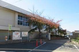 近くの四條畷市立四條畷南小学校まで394m（徒歩5分）