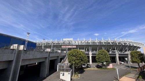 近くの味の素スタジアムまで1,387m（徒歩18分）