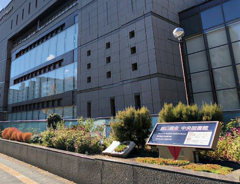 近くの大阪中央図書館まで731m（徒歩10分）