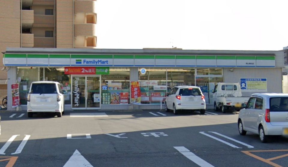 近くのファミリーマート岡山奥田店まで425m（徒歩6分）