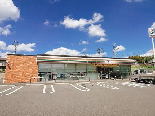 近くのセブンイレブン薩摩川内東郷店まで596m(徒歩8分)