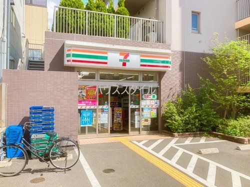 近くのコンビニまで583m（徒歩8分）