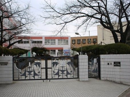 近くの小学校まで1,005m（徒歩13分）