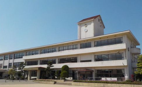 近くの豊岡市立日高小学校まで621m（徒歩8分）