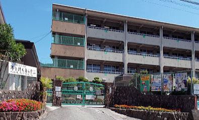 近くの呉市立本通小学校まで587m(徒歩8分)