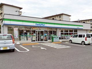 近くのコンビニまで870m（徒歩11分）