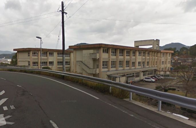 近くの諫早市立真城小学校まで1,209m(徒歩16分)