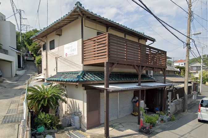 近くの秋谷潮かぜ診療所まで977m（徒歩13分）