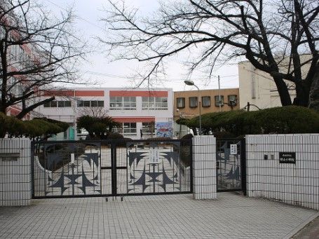近くの小学校まで727m（徒歩10分）