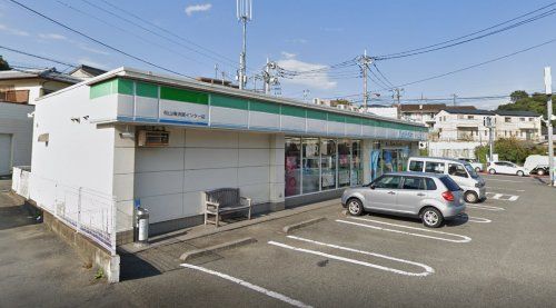 近くのファミリーマート 松山横須賀インター店まで608m（徒歩8分）