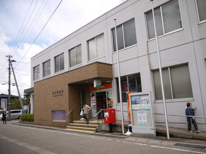 近くの福光郵便局まで403m（徒歩6分）