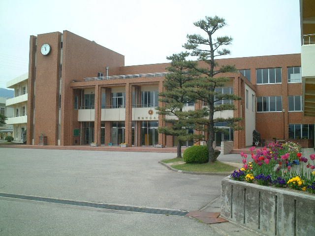 近くの南砺市立福光中部小学校まで970m（徒歩13分）