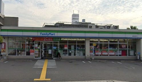 近くのコンビニまで619m（徒歩8分）