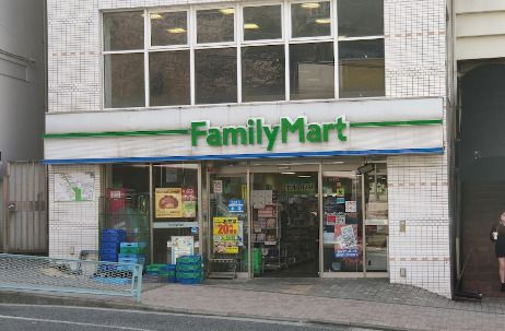 近くのファミリーマート 横須賀中央西口店まで619m(徒歩8分)