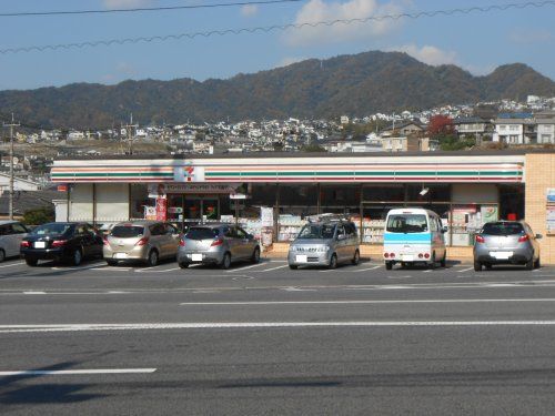近くのセブンイレブン 呉市本通8丁目店まで711m（徒歩9分）