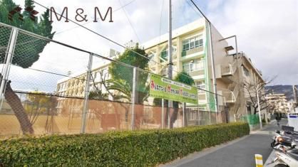 近くの神戸市立御影中学校まで623m(徒歩8分)