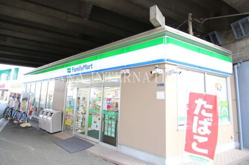 近くのファミリーマート 浦安駅東口店まで102m(徒歩2分)