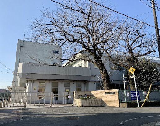 近くの横浜市立梅林小学校まで600m（徒歩8分）