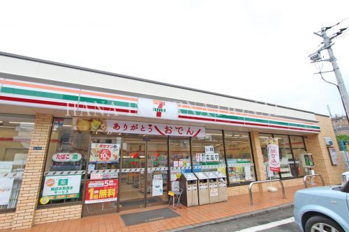 近くのコンビニまで609m（徒歩8分）