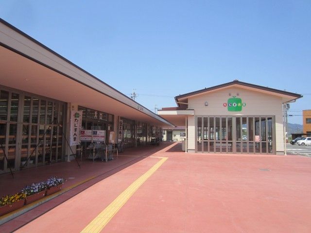 近くのファーマーズマーケット「たじまんま」まで1,063m（徒歩14分）