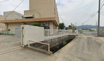 近くの高松市立古高松南小学校まで1,133m(徒歩15分)