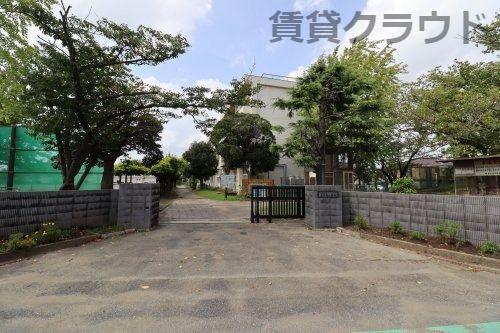 近くの小学校まで581m（徒歩8分）