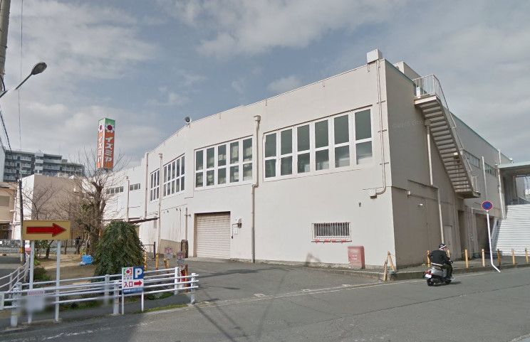 近くのイズミヤ・住道店まで748m（徒歩10分）