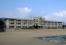 近くの神戸市立魚崎小学校まで955m(徒歩12分)
