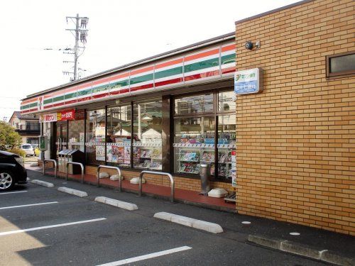 近くのコンビニまで379m（徒歩5分）