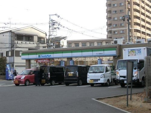 近くのファミリーマート 守口八雲東町店まで415m（徒歩6分）