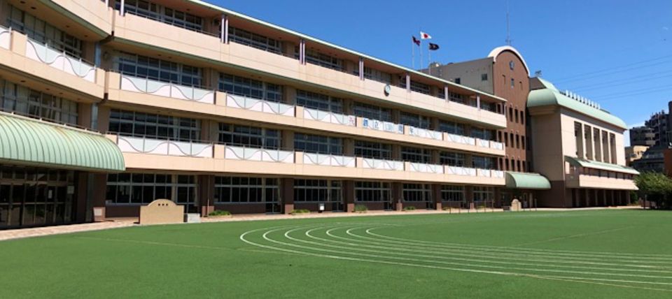近くの梅島小学校まで673m（徒歩9分）
