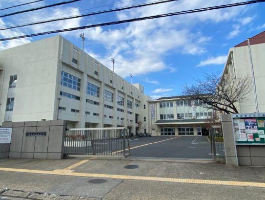 近くの足立高等学校まで1,584m（徒歩20分）