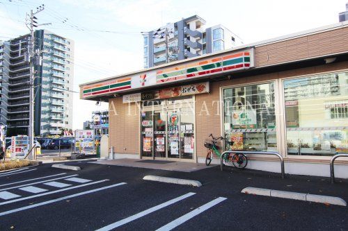 近くのセブンイレブン流山おおたかの森駅東口店まで830m（徒歩11分）