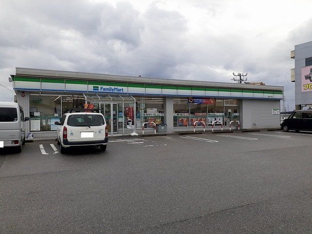 近くのファミリーマート 高岡三女子店まで590m（徒歩8分）