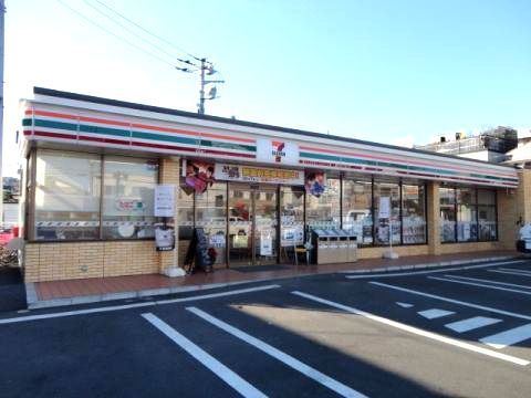 近くのコンビニまで304m（徒歩4分）