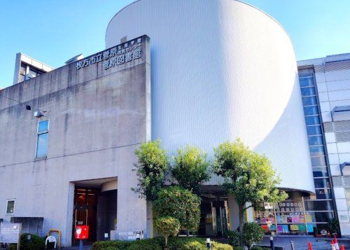 近くの枚方市立菅原図書館まで562m（徒歩8分）