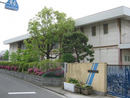 近くの寝屋川市立北小学校まで382m（徒歩5分）