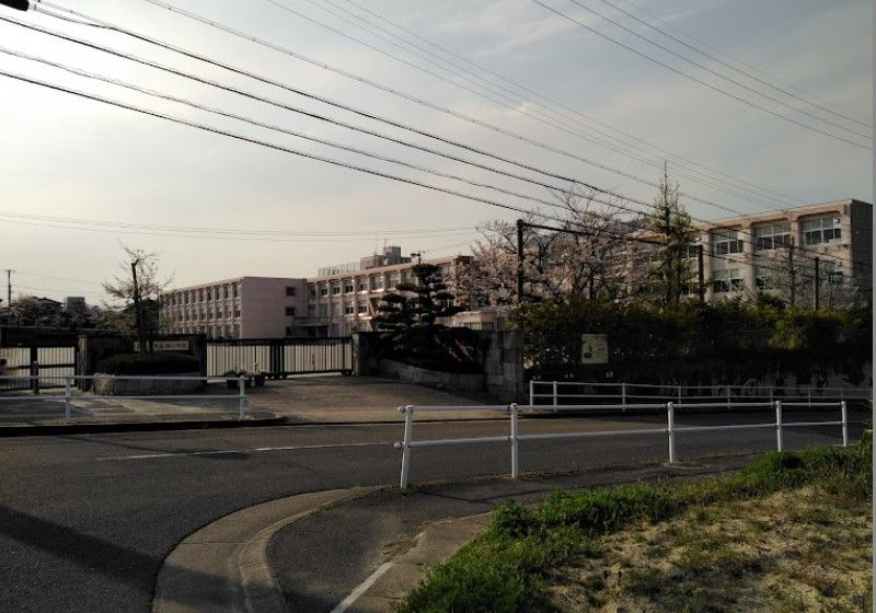 近くの小学校まで593m（徒歩8分）