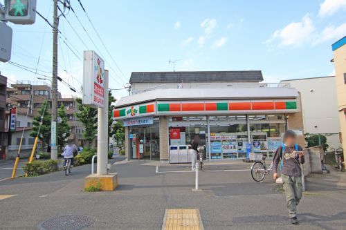 近くのコンビニまで478m（徒歩6分）