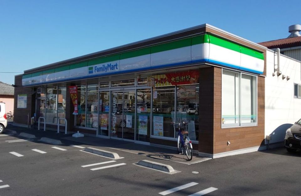 近くのファミリーマート岡山下中野西店まで405m（徒歩6分）
