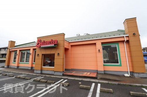 近くの飲食店まで584m（徒歩8分）