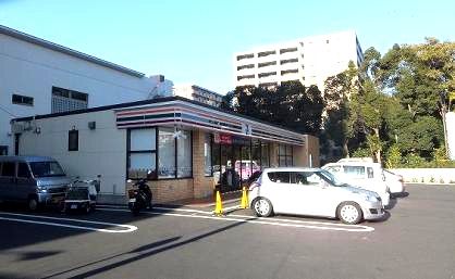 近くのコンビニまで851m（徒歩11分）